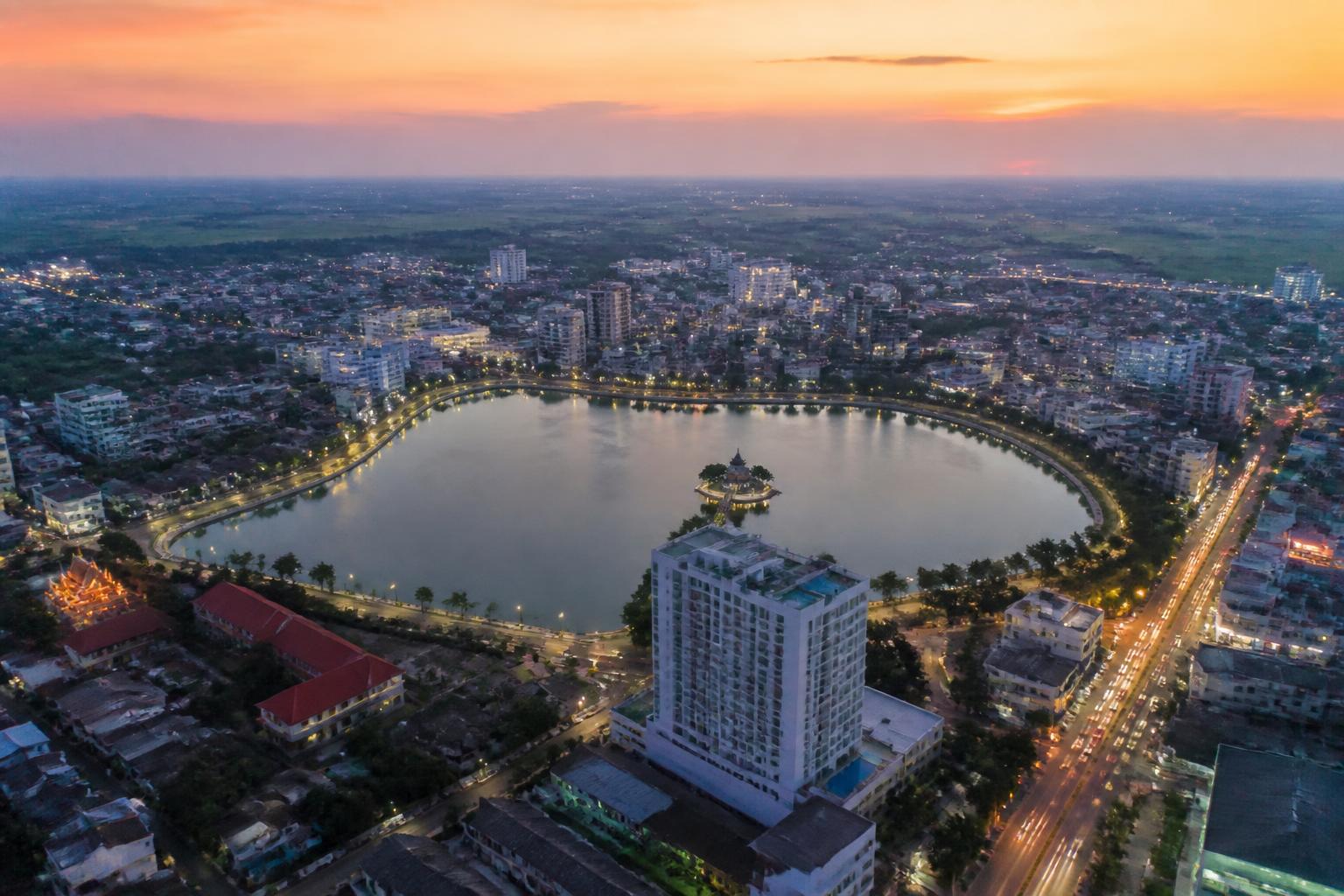 ภาพมุมสูงเมืองขอนแก่นและบึงแก่นนครช่วงพระอาทิตย์ตก