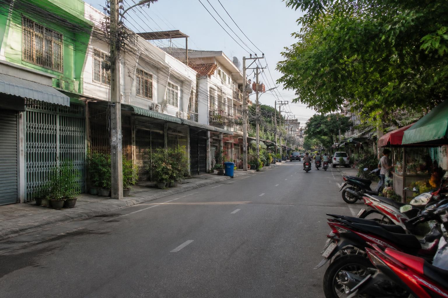 บรรยากาศถนนย่านอาคารพาณิชย์ในตัวเมืองขอนแก่นช่วงเช้า